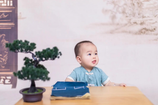 白银宝宝总是抠鼻子